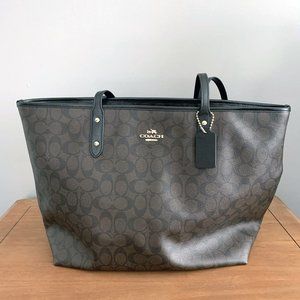 Coach Gallery in Signature Canvas